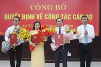 Ông Hồ Kỳ Minh, Phó Chủ tịch UBND thành phố Đà Nẵng (ngoài cùng bên phải) trao Quyết định bổ nhiệm cán bộ.
