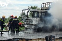 Cảnh sát phòng cháy chữa cháy tỉnh Long An điều động 4 xe chuyên dụng ra hiện trường khống chế đám cháy xe chở nhớt.