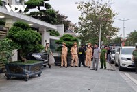 Lực lượng chức năng khám xét nhà riêng của ông Phạm Hồng Hà.