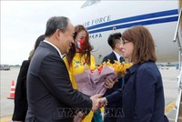 Chủ nhiệm Văn phòng Chủ tịch nước Lê Khánh Hải đón Tổng thống Cộng hòa Hy Lạp Katerina Sakellaropoulou tại Sân bay quốc tế Nội Bài. Ảnh: TTXVN.