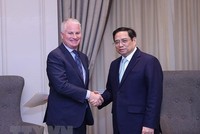 Thủ tướng Phạm Minh Chính và ông Charles Kaye, Giám đốc điều hành Tập đoàn Warburg Pincus. (Ảnh: Dương Giang/TTXVN)