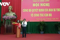 Ông Bùi Văn Nghiêm, Ủy viên Ban Chấp hành Trung ương Đảng, Bí thư Tỉnh ủy trao Quyết định của Ban Bí thư cho bà Hồ Thị Thu Hằng.