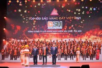 Ông Nguyễn Văn Trưởng – Tổng Giám đốc Bảo hiểm BSH (đứng giữa hàng đầu tiên) đại diện cho BSH nhận danh hiệu Top 100 Sao Vàng Đất Việt 2021.