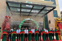 Lễ cắt băng khánh thành trụ sở hoạt động mới Vietcombank Phú Thọ.