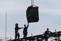 Các ngành hưởng lợi từ đầu tư công là xây dựng hạ tầng, thép xây dựng, đá xây dựng, nhựa đường...