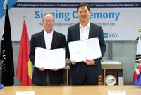 Ông Ted Hill (bên trái) - đại diện trường Chadwick và ông Huh Yoon-Hong (đại diện VGSI) tại buổi ký kết. Ảnh: VGSI.