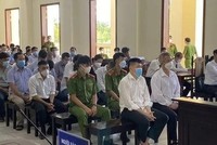 Các bị cáo tại phiên tòa xét xử. (Nguồn: congly).