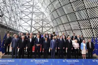 Các lãnh đạo EU và Tây Balkan chụp ảnh lưu niệm chung tại thượng đỉnh ở Brussels, Bỉ ngày 23/6 (Ảnh: AP).