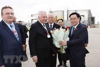 Phó Chủ tịch Quốc hội Hungary Istvan Jakab đón Chủ tịch Quốc hội Vương Đình Huệ tại sân bay quốc tế Budapest Liszt Ferenc. (Ảnh: Doãn Tấn/TTXVN).