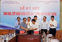 Lãnh đạo Bệnh viện Giao thông vận tải và Bệnh viện Phụ sản Hải Phòng ký biên bản bàn giao, tiếp nhận. (Ảnh: Đàm Thanh)