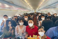 Hành khách nhận quà lưu niệm trên các chuyến bay đầu tiên Busan – Đà Nẵng và Busan – Tp.HCM.