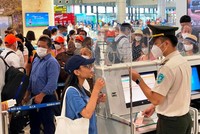 Nhân viên an ninh hàng không kiểm tra hành khách làm thủ tục bay. (Ảnh: CTV/Vietnam+)