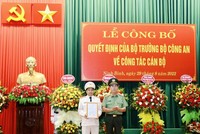 Thượng tướng Trần Quốc Tỏ, UVT.Ư Đảng, Thứ trưởng Bộ Công an trao quyết định bổ nhiệm Giám đốc Công an tỉnh Ninh Bình cho Đại tá Đặng Trọng Cường. (Ảnh: Kiều Ân, Đức Lam).