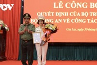 Trung tá H'Bơ Khắp nhận quyết định bổ nhiệm của Bộ Công an. (Ảnh: Nguyễn Thảo).