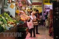 Người dân mua thực phẩm tại siêu thị ở Zaragoza, Tây Ban Nha. (Ảnh: AFP/TTXVN).