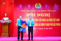 Ông Nguyễn Đình Khang, Chủ tịch Tổng Liên đoàn Lao động Việt Nam trao Quyết định cho ông Nguyễn Anh Tuân, tân Chủ tịch Liên đoàn Lao động TP Hải Phòng.