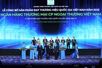 Thủ tướng Chính phủ Phạm Minh Chính (hàng đầu thứ 3 từ trái sang) trao Biểu trưng và đ/c Nguyễn Hồng Diên - Bộ trưởng Bộ Công thương, Chủ tịch Hội đồng Thương hiệu quốc gia Việt Nam (hàng đầu thứ 2 từ phải sang) tặng hoa cho đ/c Phạm Mạnh Thắng - Phó Tổng Giám đốc Vietcombank.