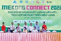 Đại diện TP. Cần Thơ, An Giang, Bến Tre, Đồng Tháp và Hội Lương thực Thực phẩm TP.HCM ký kết hợp tác phát triển vùng nguyên liệu bền vững cho ngành lương thực, thực phẩm.