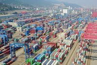 Một cảng hàng hóa ở Giang Tô của Trung Quốc. Ảnh: AFP.