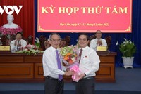 Bí thư Tỉnh ủy, Chủ tịch HĐND tỉnh Bạc Liêu Lữ Văn Hùng tặng hoa chúc mừng ông Huỳnh Chí Nguyện được bầu giữ chức Phó Chủ tịch UBND tỉnh Bạc Liêu.