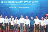 Cần Thơ đang là điểm đến của nhiều doanh nghiệp, nhà đầu tư. Trong ảnh: Lãnh đạo TP. Cần Thơ trao giấy chứng nhận cho nhà đầu tư Khu công nghiệp VSIP Cần Thơ.