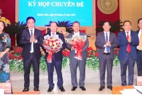 Lãnh đạo tỉnh Khánh Hòa tặng hoa chúc mừng các ông Nguyễn Anh Tuấn (thứ 3 từ trái sang); Trần Hòa Nam (thứ 4 từ trái sang)