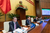 Các vị chủ toạ kỳ họp bấm nút biểu quyết Nghị quyết về Quy hoạch tổng thể quốc gia thời kỳ 2021 - 2030, tầm nhìn đến năm 2050.