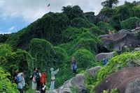 ”Bích họa non thiêng”.