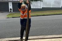 Người đàn ông đang tắm bỗng nhiên "sợ tím mặt" vì phát hiện thấy vật này