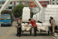 Bộ Công thuong đề xuất siết xuất khẩu tiểu ngạch sang Trung Quốc từ năm 2025.