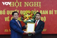 Ông Nguyễn Trọng Nghĩa, Bí thư Trung ương Đảng, Trưởng Ban Tuyên giáo trung ương, trao quyết định cho ông Vũ Thanh Mai.