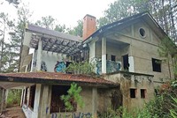 Dự án Kỳ quan thế giới và nghỉ dưỡng cao cấp, tại Khu du lịch quốc gia hồ Tuyền Lâm (Lâm Đồng) bỏ hoang nhiều năm qua.