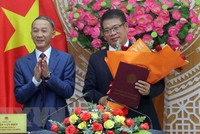 Ông Trần Văn Hiệp, Chủ tịch UBND tỉnh Lâm Đồng trao Quyết định của Thủ tướng Chính phủ cho ông Nguyễn Ngọc Phúc. (Ảnh: Chu Quốc Hùng/TTXVN).