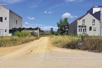 Khu dân cư đã hình thành, dân đã đến ở, nhưng nhiều tiện ích hạ tầng vẫn chưa hoàn thành. Ảnh: N.T.