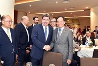 Phó thủ tướng Trần Lưu Quang và Bộ trưởng Bộ Đổi mới, Khoa học và Công nghệ Israel Ofir Akunis (Ảnh: VGP).