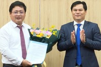 Ông Trần Phước Hiền - Phó Chủ tịch UBND tỉnh Quảng Ngãi trao quyết định cho ông Võ Minh Vương (áo trắng).