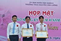 Thay mặt BHXH TP.Hồ Chí Minh, Phó Giám đốc Trần Dũng Hà đã trao tặng Giấy khen tới tập thể Trường THCS Nguyễn Văn Luông, thầy giáo Đinh Phú Cường - Hiệu trưởng của nhà trường.