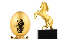 Chuyện quanh những món quà tặng phong thủy dát vàng