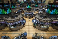 Nhận hung tin, chứng khoán rớt thảm, vàng lập đỉnh