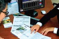 Nhân sự chứng khoán, ngoài yêu cầu có kinh nghiệm, còn phải rất năng động và bám thị trường - Ảnh: Lê Toàn