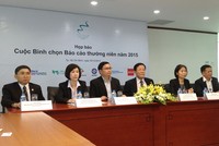 TS. Nguyễn Anh Tuấn, Tổng biên tập báo Đầu tư (thứ 3 từ phải qua) cùng các thành viên ban tổ chức tại buổi họp báo phát động Giải.