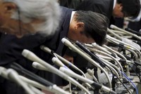 Các lãnh đạo Mitsubishi xin lỗi trong buổi họp báo. Ảnh: Reuters