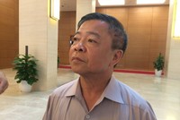 Ông Võ Kim Cự trao đổi với báo chí bên hành lang Quốc hội sáng 25/7 (Ảnh: Thế Kha)