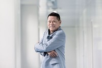 Cả thứ hạng và tài sản của tỷ phú gốc Việt - Hoàng Kiều đều giảm năm nay. Ảnh: Forbes