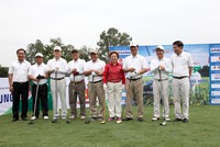 Bộ trưởng Bộ Kế hoạch và Đầu tư Nguyễn Chí Dũng (thứ 5 từ trái sang) cùng nguyên Bộ trưởng Võ Hồng Phúc (thứ 3 từ trái sang), nguyên Bộ trưởng Bùi Quang Vinh (thứ 2 từ trái sang) chụp ảnh cùng Ban Tổ chức trước giờ khai cuộc