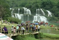 Du khách nườm nượp trẩy hội du lịch thác Bản Giốc