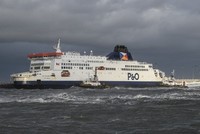 Phà chở hơn 300 người mắc cạn tại Pháp