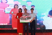 Chủ nhân căn hộ A2 - 2912 vỡ òa hạnh phúc khi nhận được xe Mazda 3 đầu tiên