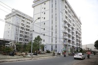 Với hơn 300 khu công nghiệp trong cả nước, nhu cầu nhà ở cho hàng triệu công nhân lao động hiện rất lớn nhưng thực tế rất ít nhà đầu tư quan tâm do biên độ lợi nhuận phân khúc nhà ở này không cao. Trong ảnh: Khu nhà ở cho công nhân tại Khu chế xuất Linh Trung 2, TPHCM. Ảnh: VGP/Phương Hiền