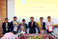 Tổng Giám đốc PVN Nguyễn Vũ Trường Sơn và Thành viên HĐTV Phạm Xuân Cảnh trao quyết định và chúc mừng các cán bộ được bổ nhiệm. Ảnh Petrotimes.vn